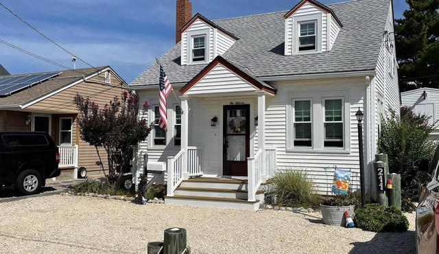 Centrally located cape cod close to the bay and beach in Surf City