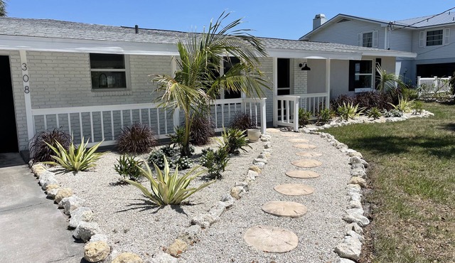 Channel Cat! One mile to the beach! Waterfront + pet friendly home near Venice.