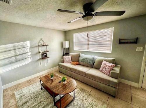 Charming 1 Bedroom minutes from Bush Gardens