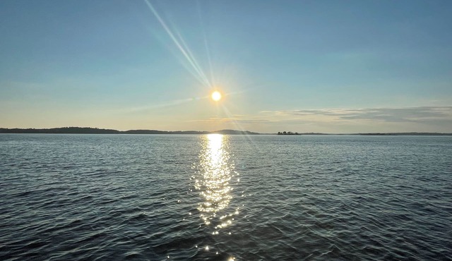 Charming 2-bedroom cabin with AC, WiFi in wonderful Wellesley Island