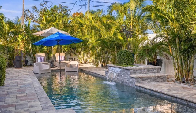 Charming 2-bedroom/2-bath house with heated pool and hot tub, AC, dogs allowed