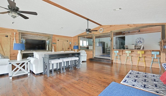 Charming 2-bedroom 2 bath house on beautiful Lake Martin. Quiet and peaceful. in Eclectic