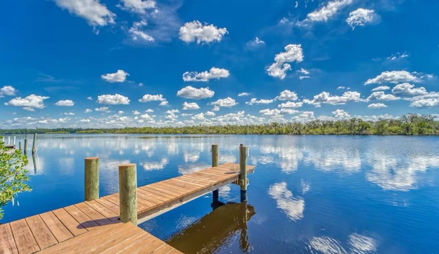 Charming 2-bedroom 2-full bath home with fishing dock, kayaks, WiFi, AC and more