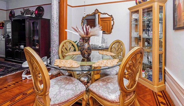 Charming 2-bedroom Brownstone with Bar and Balcony in enchanting Brooklyn