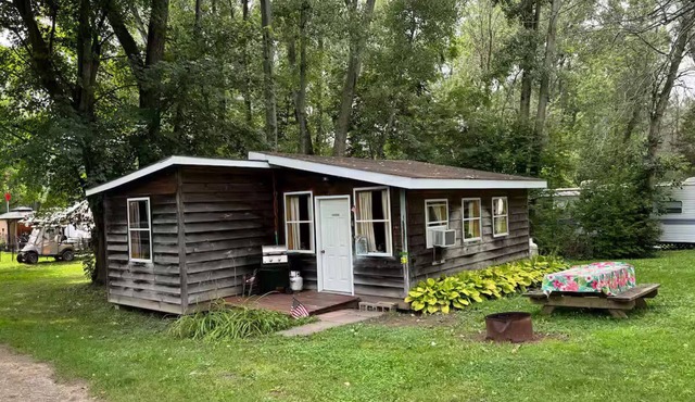 Charming 2-bedroom cabin with AC in West Chazy in West Chazy