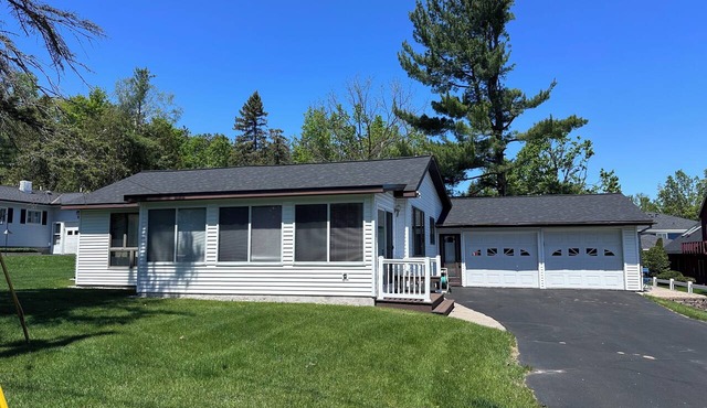 Charming 2-bedroom cottage in marvelous Cheboygan with WiFi, AC