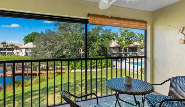 Charming 2-bedroom condo with AC, WiFi, in Venice, 2 miles from Venice Island.