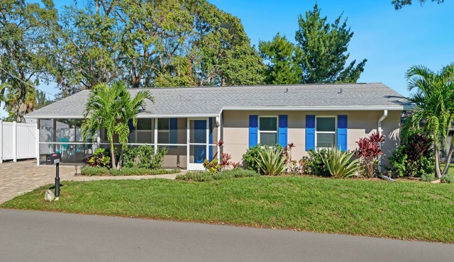Charming 2-bedroom house in lovely Sarasota with AC, WiFi