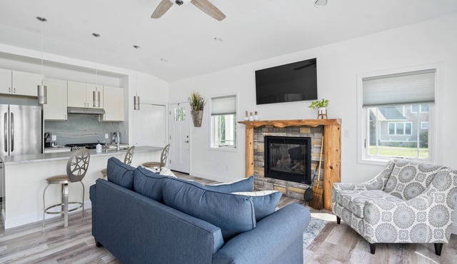 Charming 2-bedroom house with AC, WiFi with mountain and lake views!