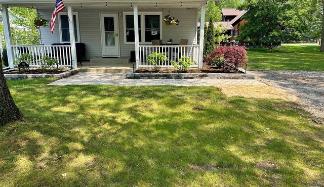 Charming 2-bedroom cottage steps away from the beach, restaurants, and downtown