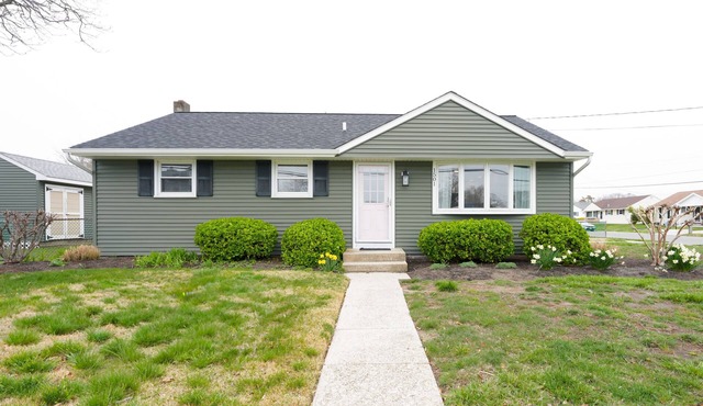 Charming 2BR/2BA home just a short walk to the bay with breathtaking sunsets.