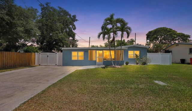 Charming 3/2 house in St. Petersburg within 2 miles of Madeira Beach Access