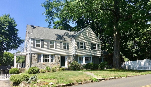 Charming 3 BD/2.5 BA with Fenced Yard and Solarium, 2 Mi to Calf Pasture Beach!