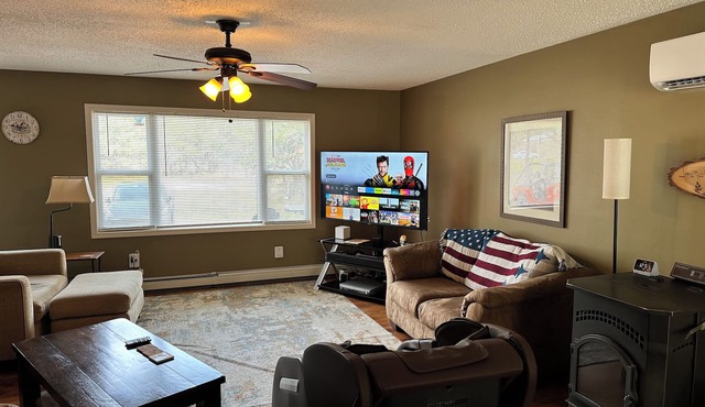 Charming 3-bedroom cabin minutes walking distance from the AuSable River.