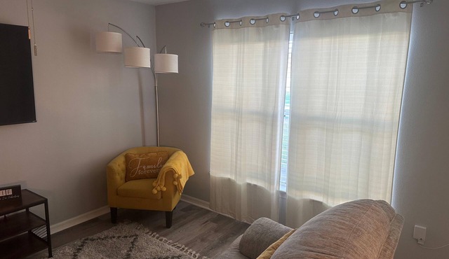 Charming 3-bedroom house w/AC in Kissimmee, nearby Disney, Walmart, Ross & more