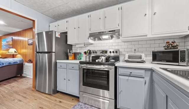 Charming 3-bedroom house with AC, WiFi, 🏓Ping-Pong, Foosball,🔥Firepit,🍔 Grill