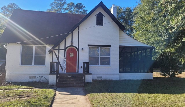 Charming 3 bedroom house with AC, WiFi in quaint Macon