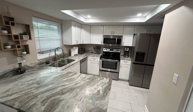 Charming 3-bedroom house with pool, AC, WiFi in pleasant Tampa