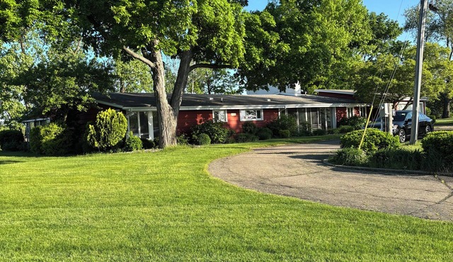 Charming 3-bedroom lake house with WiFi, AC in Coldwater on Morrison Lake.