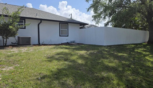 Charming 3-br Poolhouse sleeps 15 near beaches, family games to keep night going