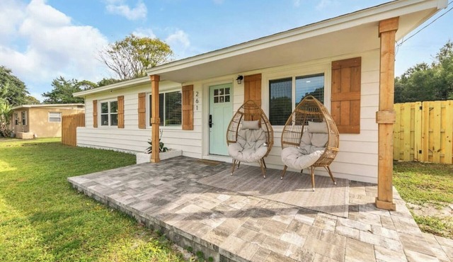 Charming 3BR Florida Bungalow Near Beach in FWB