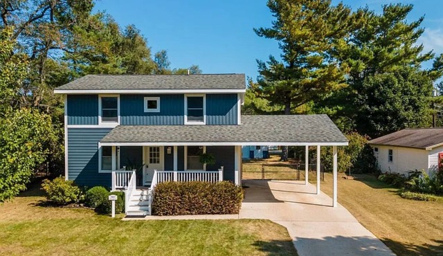 Charming 4-bedroom house in the pleasant Village of Elk Rapids.