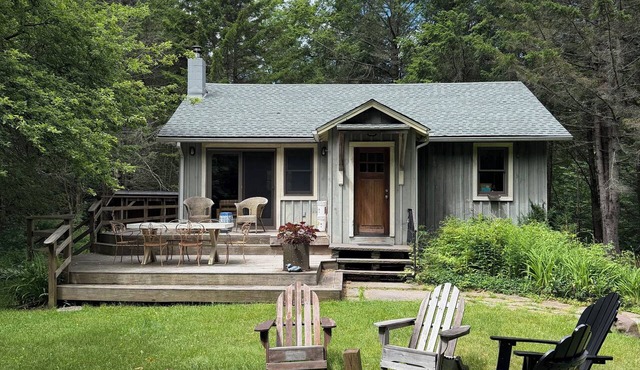 Charming and secluded 2-bedroom cottage in the Catskills with WiFi and AC