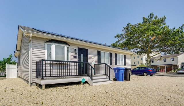 Charming Beach Haven West Home: 1 Mi to Beach!