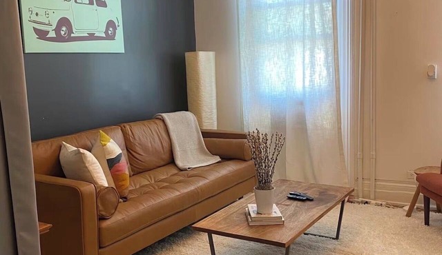 Charming Bright Apartment, Parking, 20 mins to NYC