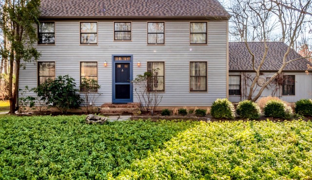 Charming bright getaway in Hampton's Saltonbox home in Southampton