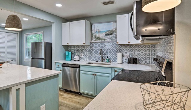 Charming Bungalow - 7 Mi to St Pete Beach!