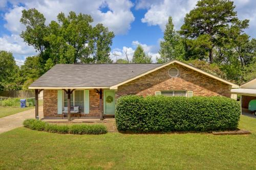 Charming Columbus Home with Yard - 10 Mi to Dtwn!