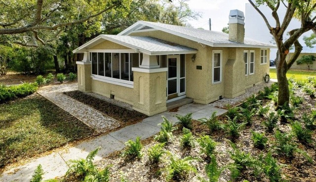 Charming Cottage DOWNTOWN SARASOTA. MINUTES FROM SIESTA KEY!