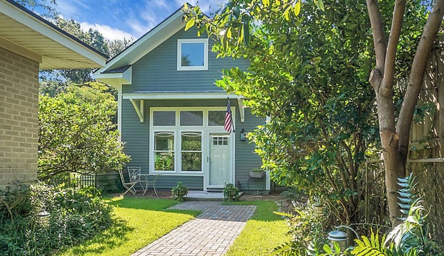 Charming cottage! Central to beach & downtown