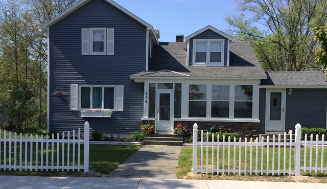 Charming Family Cottage- downtown Elk Rapids, 2-blocks to town