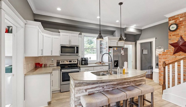 Charming Historic Home in Downtown Carthage – Walk to Coffee, Breweries & More! in Carthage