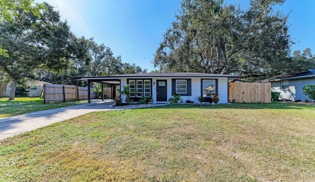 Charming home in the heart of Sarasota,large fenced backyard,beautiful landscape