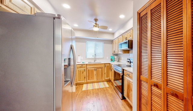 Charming home with full kitchen, grill, central AC, & W/D