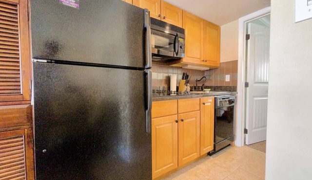 Charming poolside BEACHBLOCK condo in Avalon