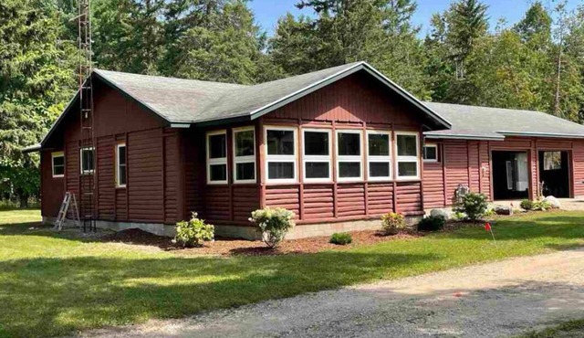 Charming Red Cabin in the woods. A perfect stay just 3 min from ski resort!
