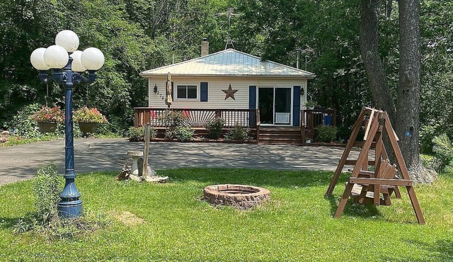 Charming rental within walking distance to public boat launch on Sage Lake!