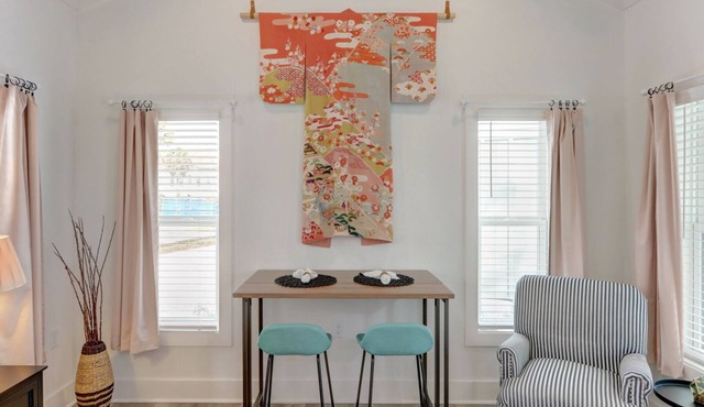 Charming Tiny Cottage, 5min to SAV, 15min to Beach by Lucky Savannah in Thunderbolt