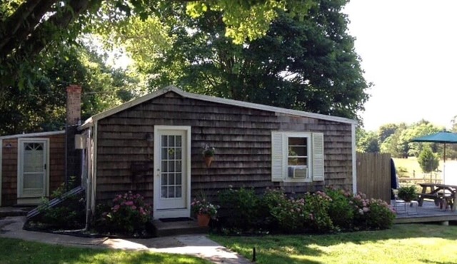 Charming updated Cottage walk to everything!