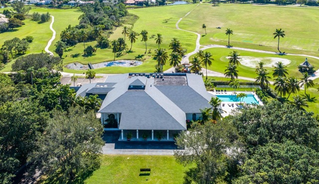 Charming Wellington Getaway - Pool, Comfort & Great Location