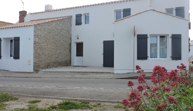 CHECK IT OUT: In Le VIEIL, house with Wi-Fi, bikes, 200 meters from the beach and shops