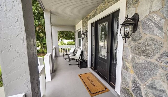 Cheerful 3-bedroom two story house NO POOL AT THIS TIME