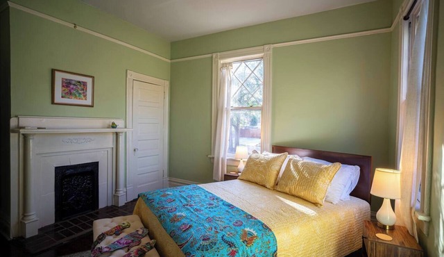Cheerful, sunny historic stay