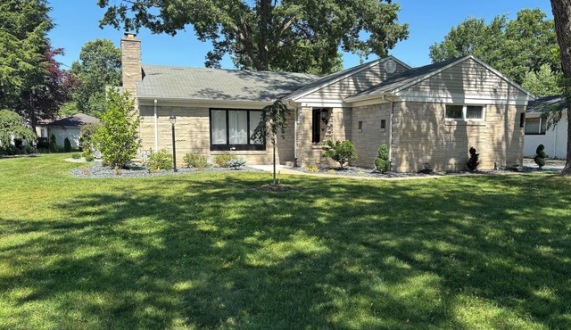 Cherry Tree Vacation Home, 4 BR 2 BA 2500 sq ft, safe neighborhood .9 mi to ND! in South Bend