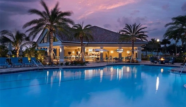 Chic 2-bedroom condo in brilliant Naples - golf included except cart