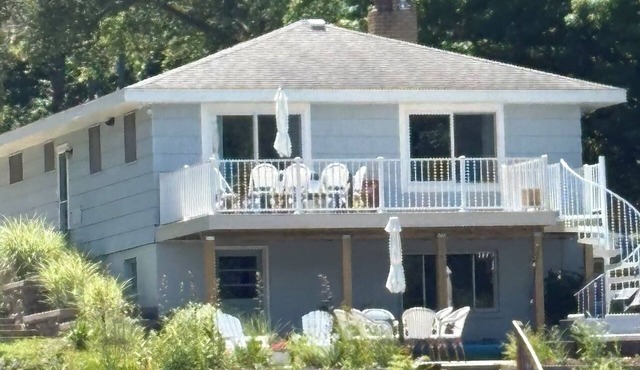 Chic Lakefront Home